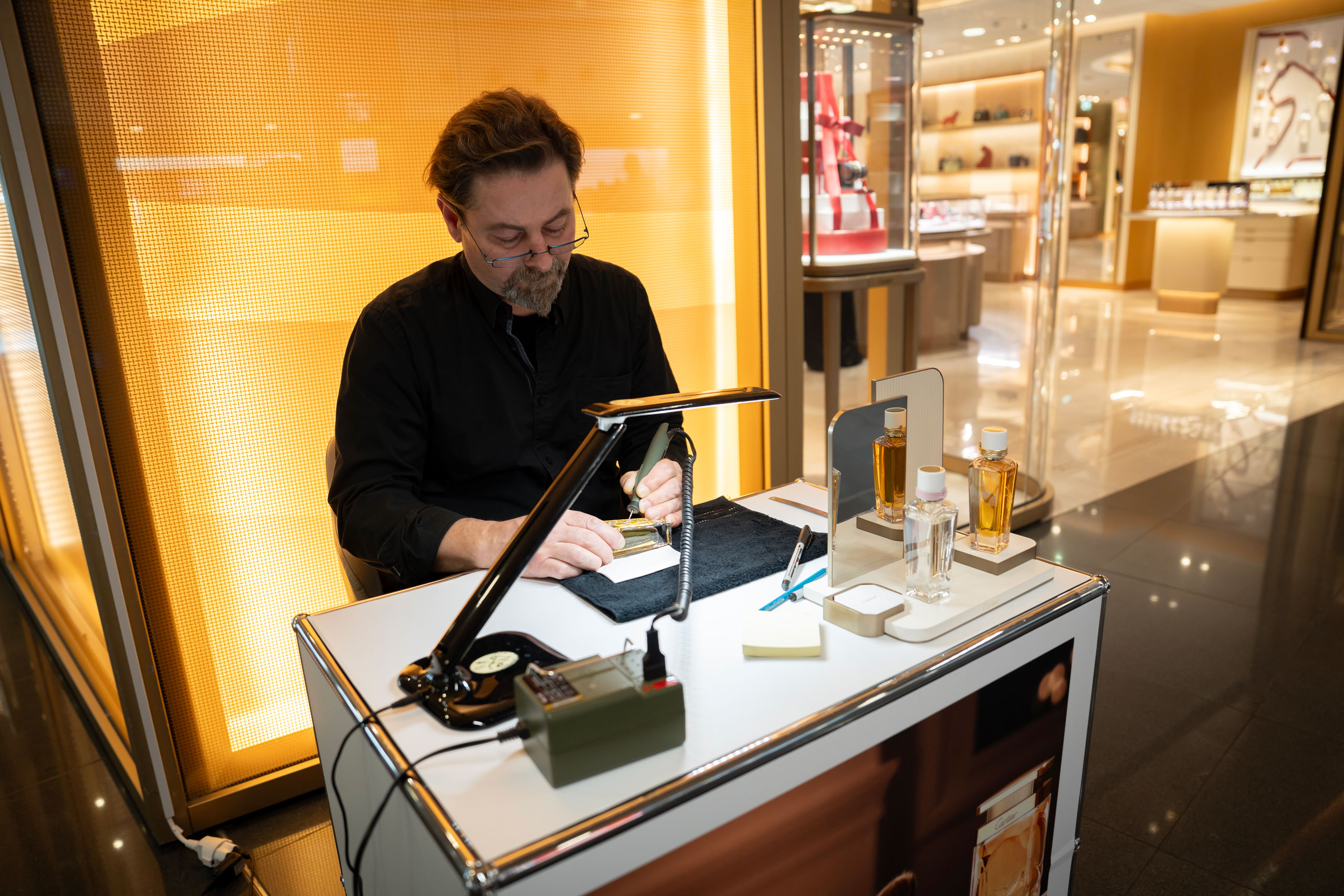 FRA_Cartier_Gravuraktion_Web_E598123